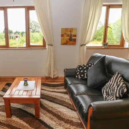 Oak Tree Apartment *
