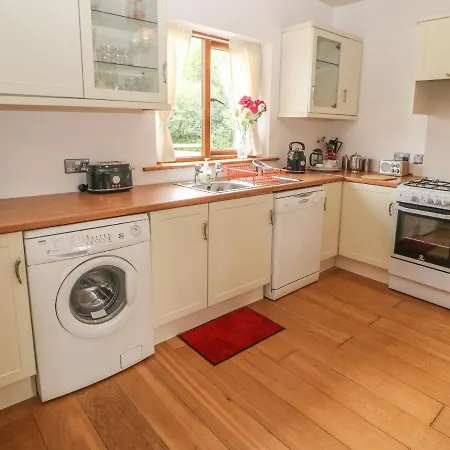 Oak Tree Apartment *